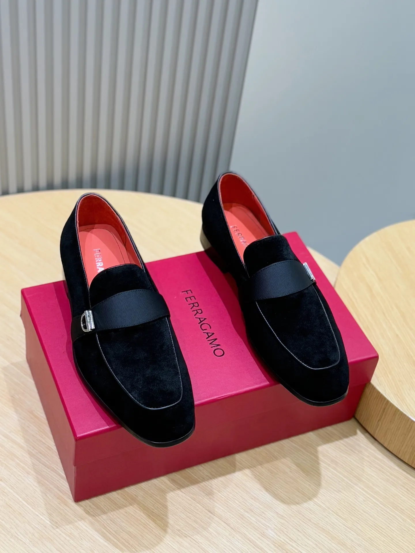 [Ferragam] Top P: 960💰 Size: 39-44 (38. 45.46 can be customized) Ferragamo Gancini buckle moccasins. These men's loafers are exquisite and gorgeous, with shiny patent leather uppers that highlight urban style. The almond-shaped toe adds a stylish touch, with three-dimensional stitching around the upper and contrasting tubular piping for a unique silhouette. The shoes are exquisitely crafted, with grosgrain ribbons and metallic Gancio buckles adding a classic touch, complementing the contrasting red accents. Finished with a slim leather sole. Imported cowhide upper + cowhide lining + genuine leather outsole.